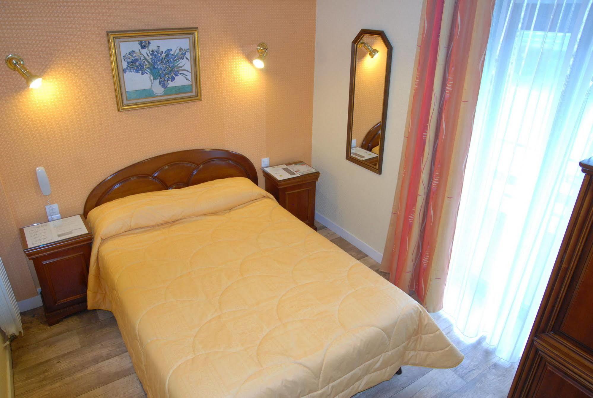 Hotel Restaurant Les 13 Assiettes Le Val-Saint-Père Kültér fotó