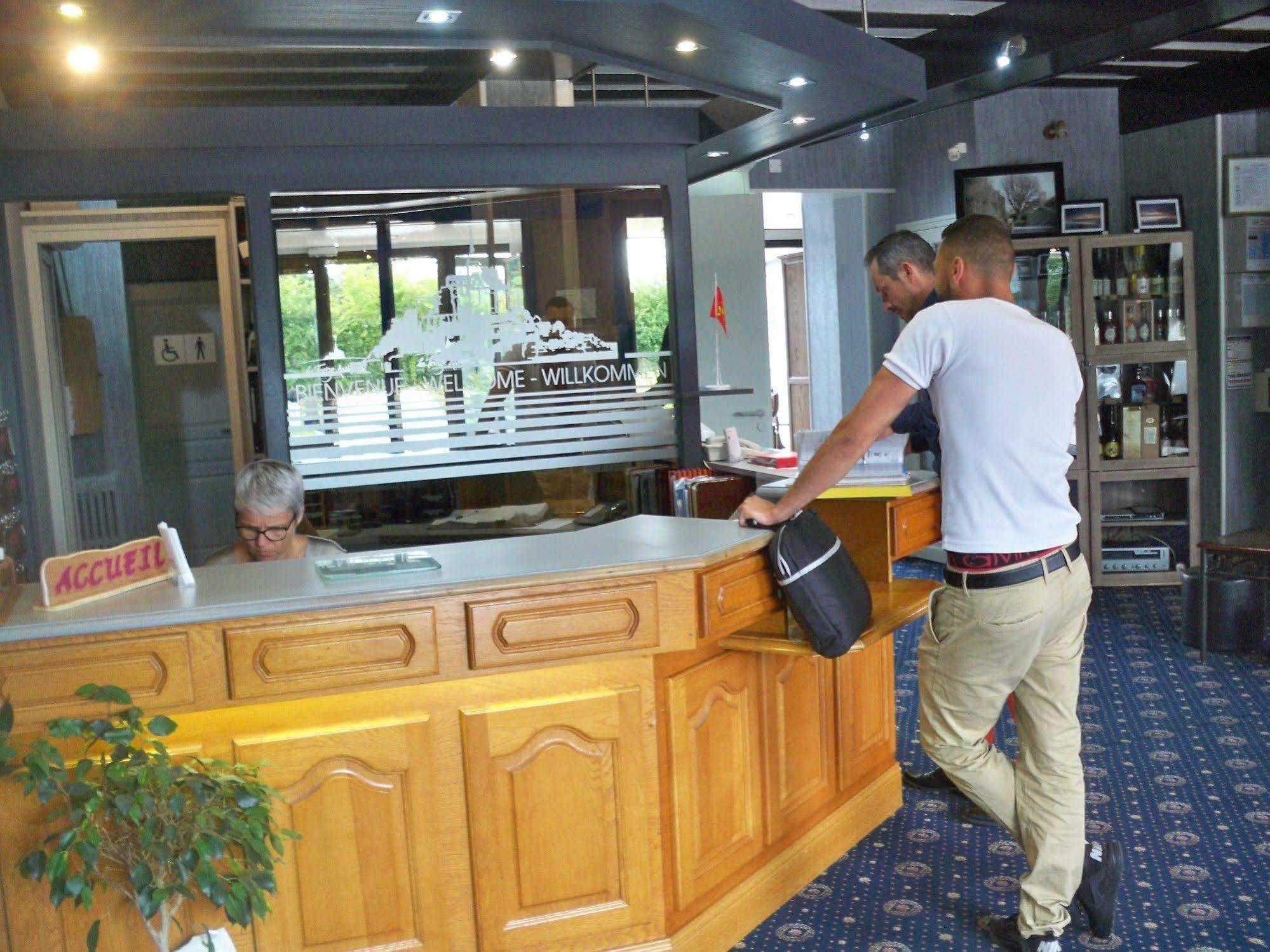 Hotel Restaurant Les 13 Assiettes Le Val-Saint-Père Kültér fotó