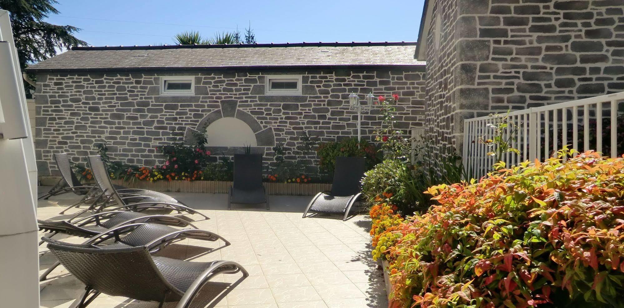 Hotel Restaurant Les 13 Assiettes Le Val-Saint-Père Kültér fotó